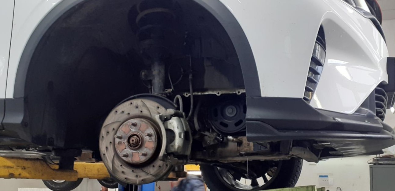 замена амортизаторов джили кулрей