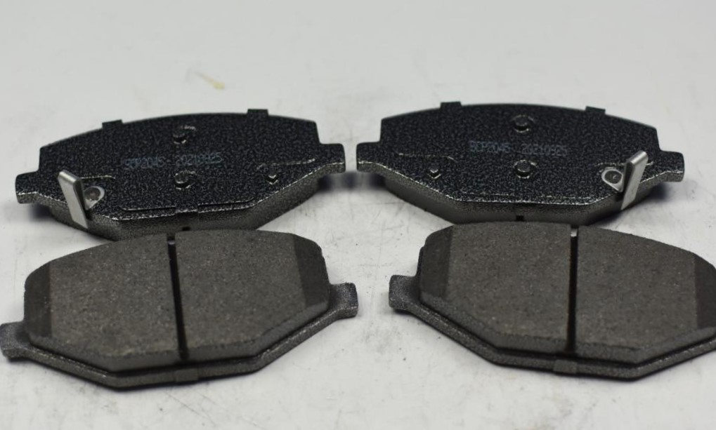 комплект новых тормозных колодок