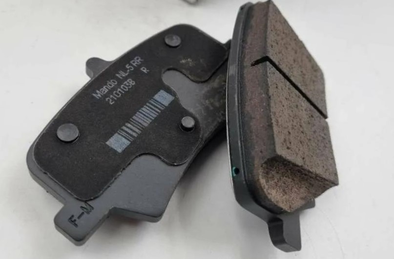 новый комплект тормозных колодок