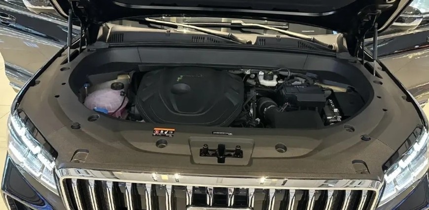 Моторный отсек Монжаро после ремонта двигателя