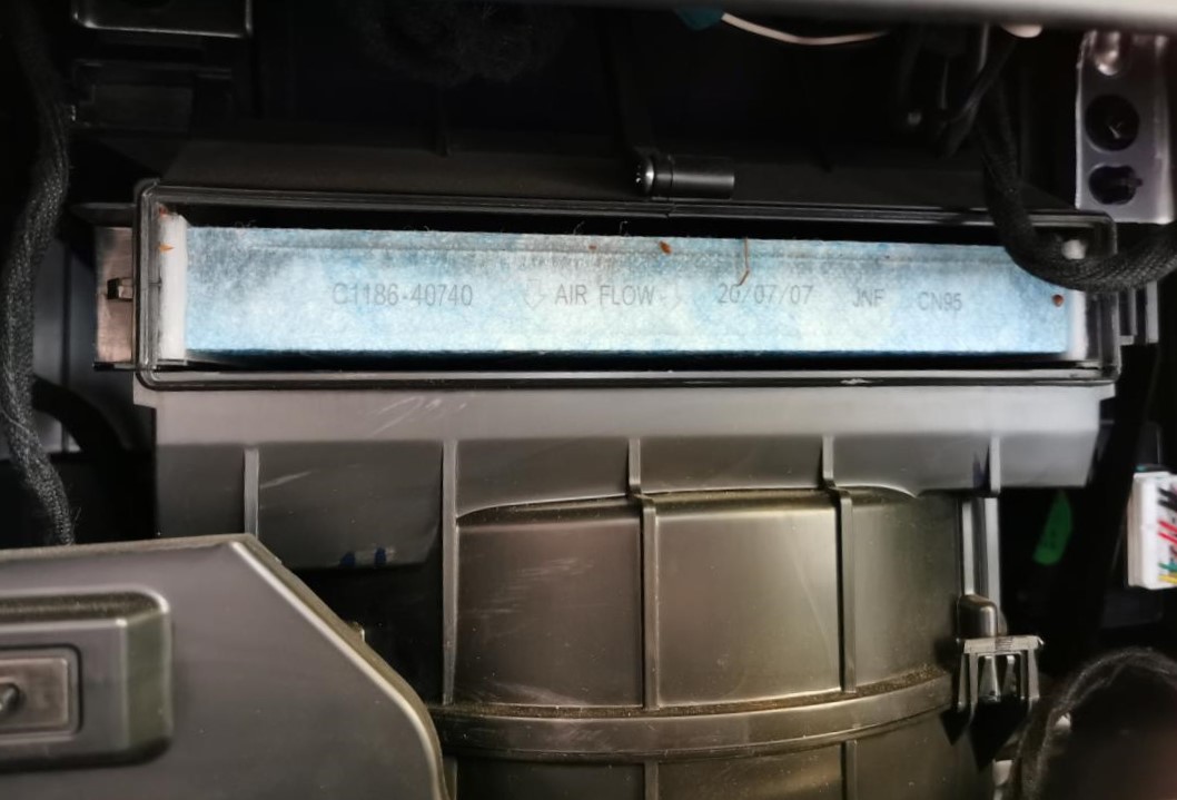 замена салонного фильтра Джили кулрей