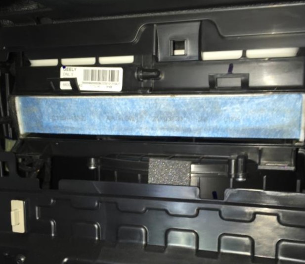 замена салонного фильтра Джили Тугела