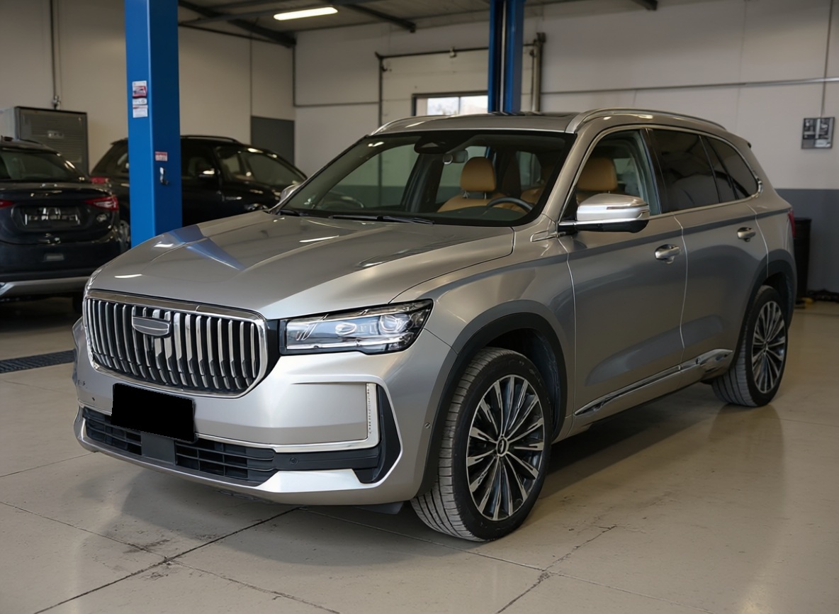 Geely Monjaro в процессе замены лобового стекла в автотехцентре