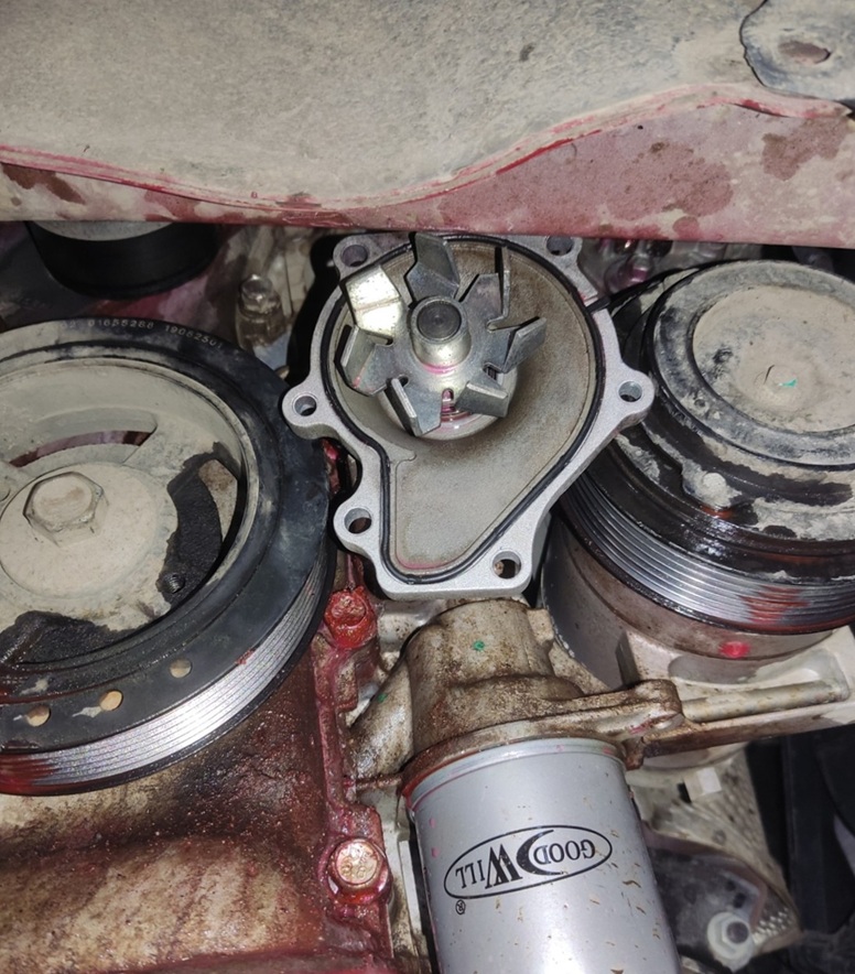 Замена помпы Geely Atlas