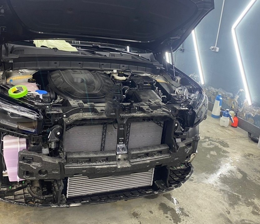 Замена радиатора Geely Monjaro