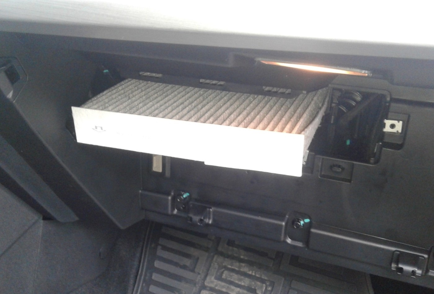 Замена салонного фильтра Geely Atlas