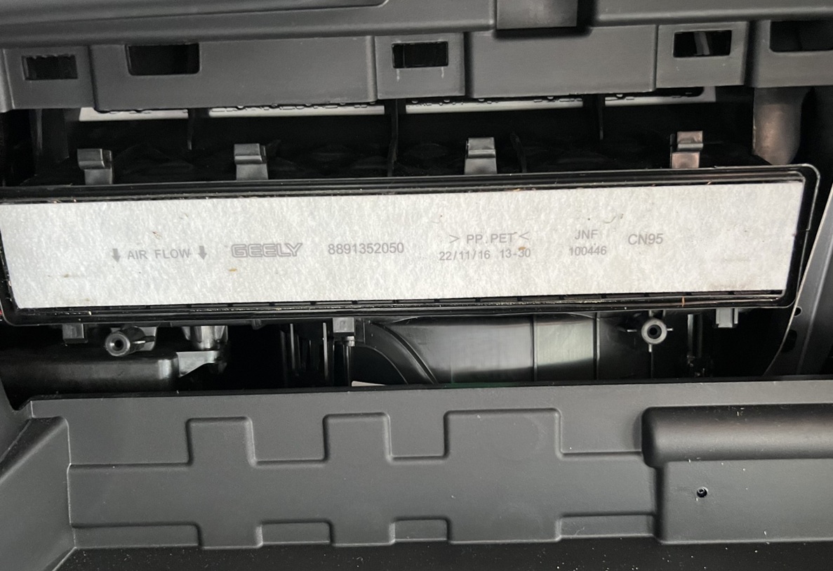 Замена салонного фильтра Geely Monjaro
