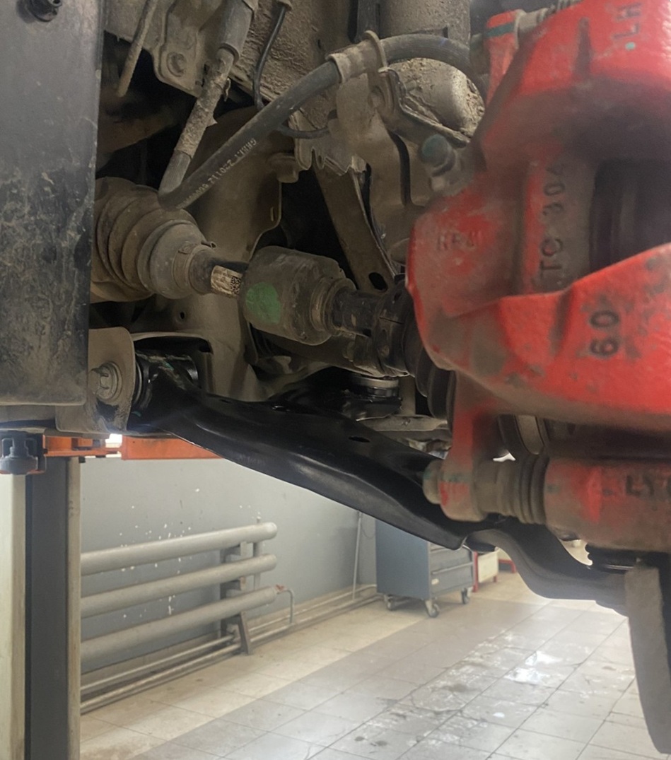 Замена шаровых опор Geely Monjaro