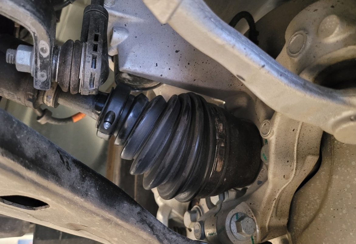 Замена ШРУСа Geely Monjaro