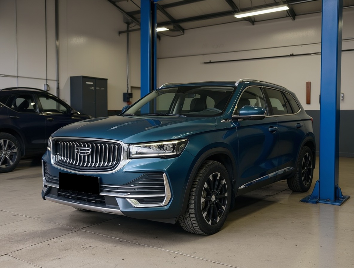 Geely Monjaro готовится к замене топливного фильтра в автотехцентре