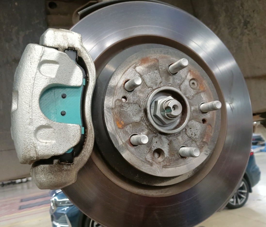 Замена тормозных колодок Geely Atlas