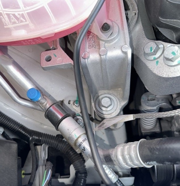 Кран для заправки кондиционера Geely Monjaro