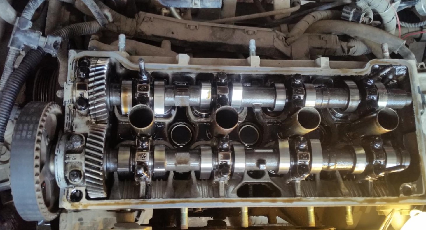 замена маслосъемных колпачков на автомобиле Джили