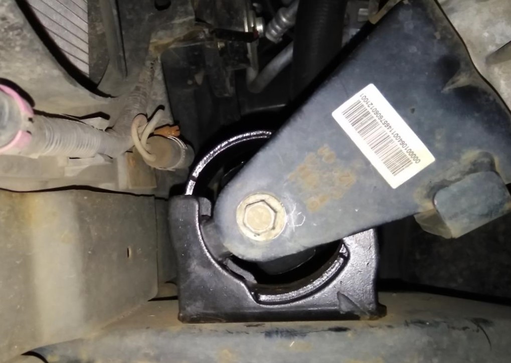 замена подущки двигателя джили