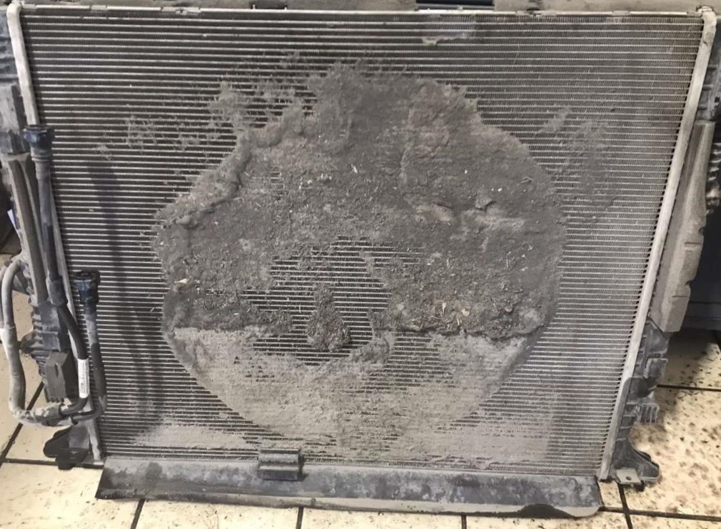грязный радиатор охлаждения