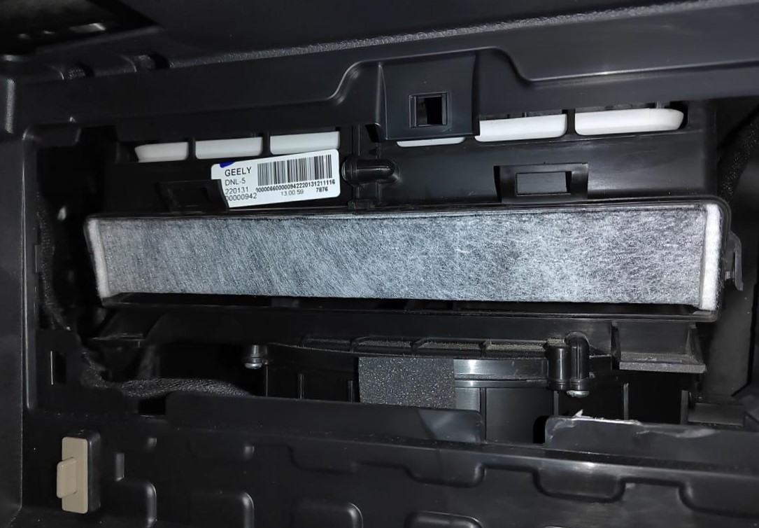 замена фильтра салона джили