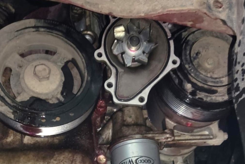 замена помпы джили