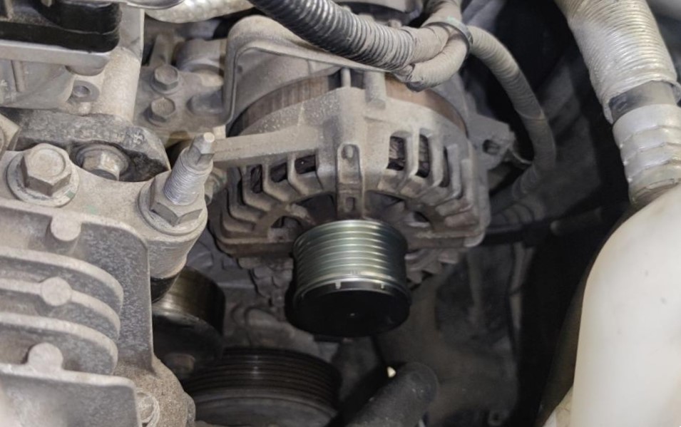 замена приводного ремня джили