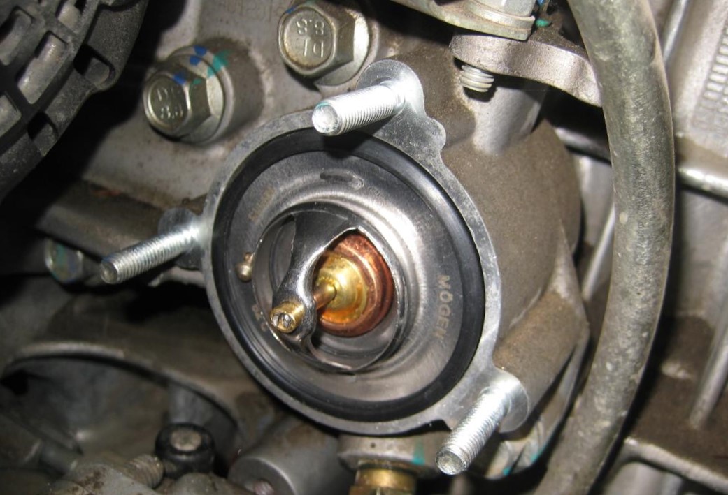 замена термостата Geely