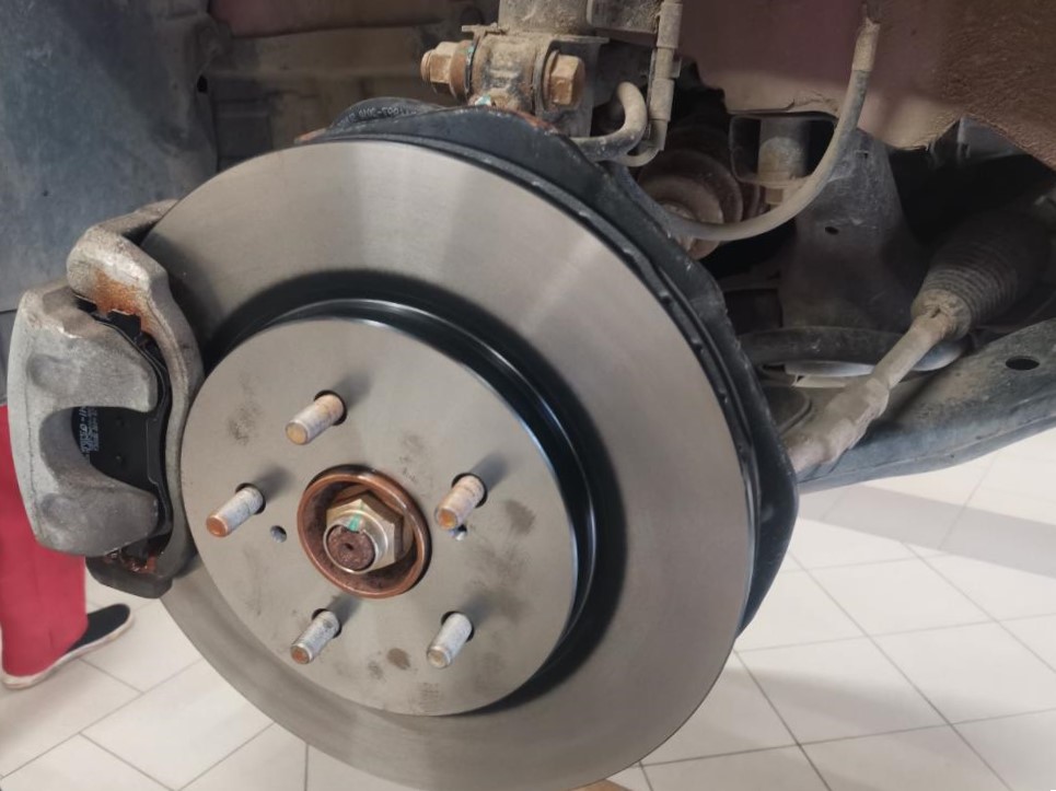 замена тормозных колодок джили