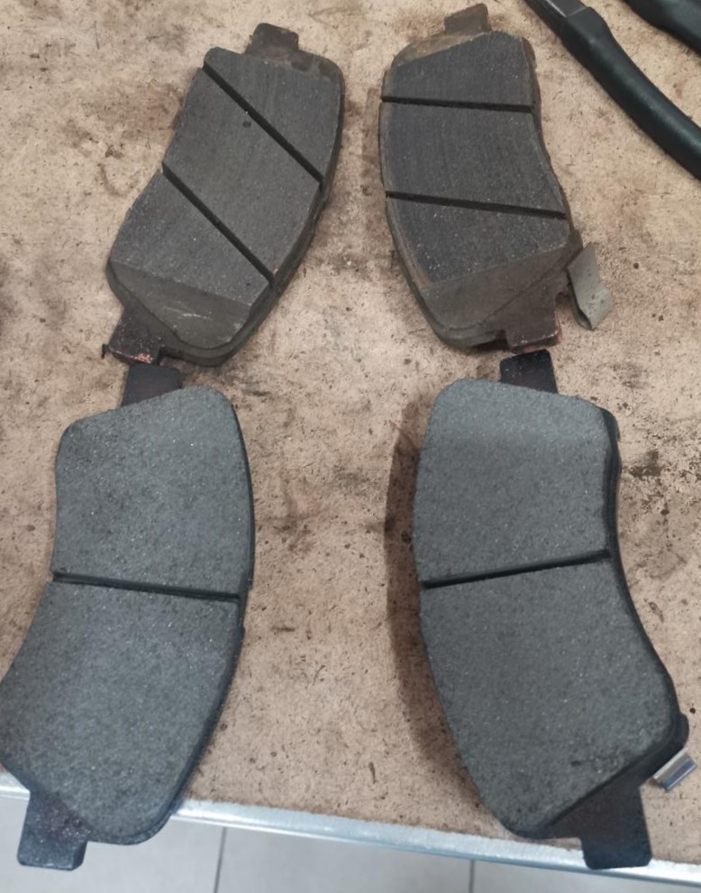 новые и старые тормозные колодки